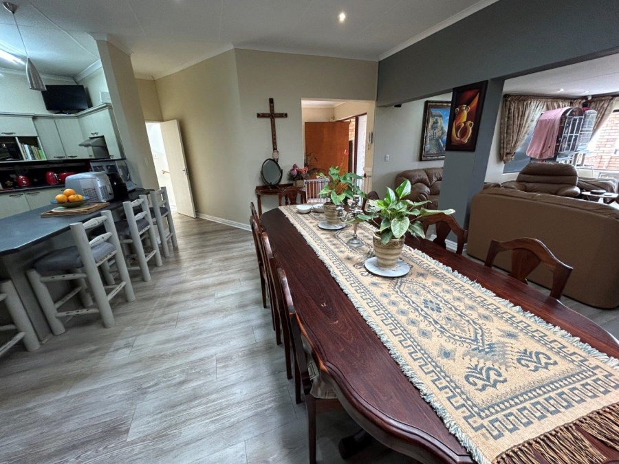6 Bedroom Property for Sale in Wavecrest Eastern Cape